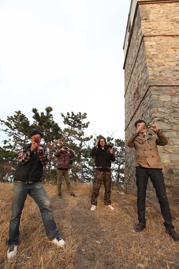 《灯塔》摄制组在斋堂岛前拍摄